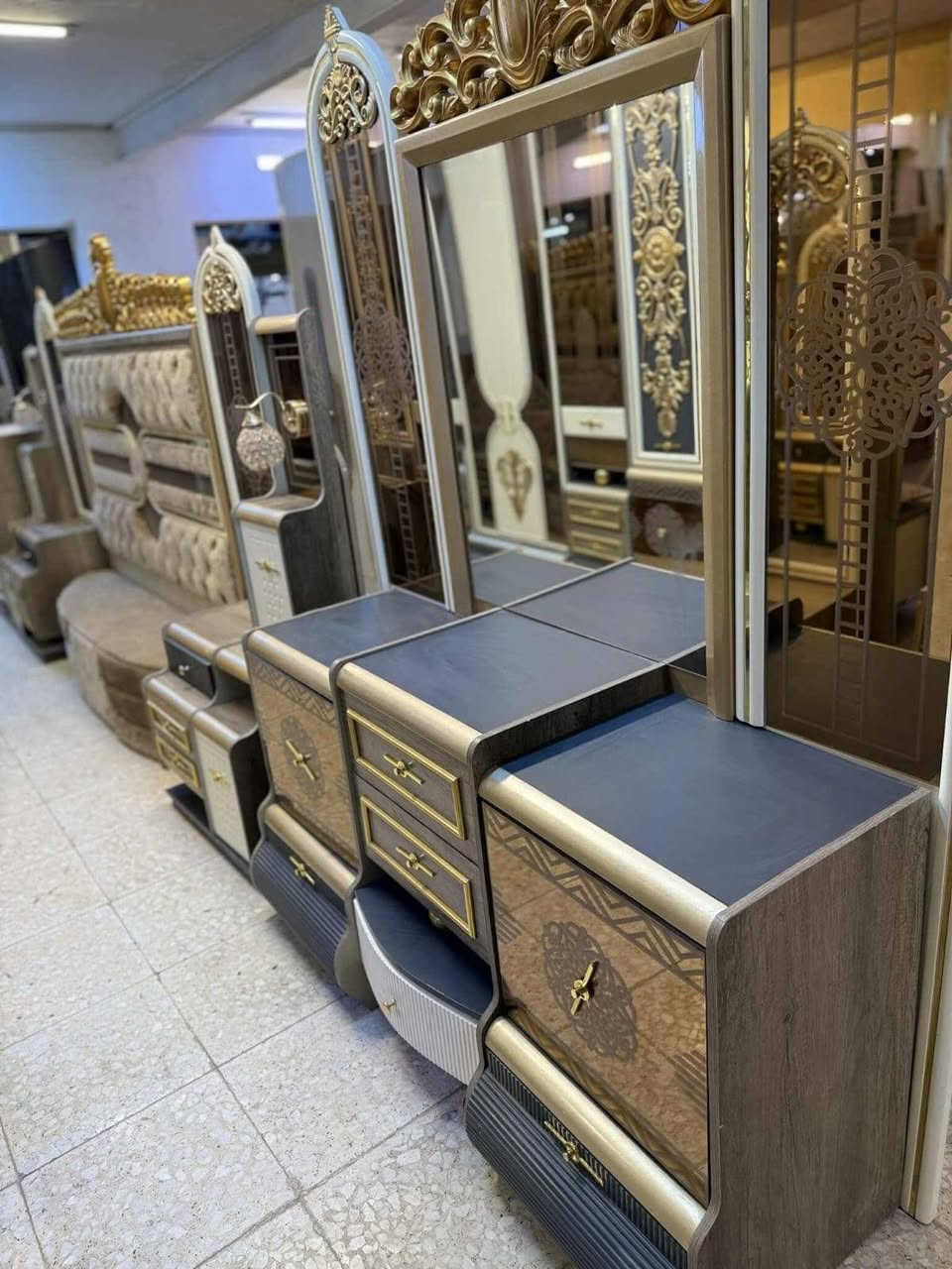 غرفه تركيه ملكيه مستمعله ونضيفه 
أبواب وجرارت شفط هيدروليك 
العنوان الشطره 
السهر ٢ مليون وبيها مجال قليل 
***********
