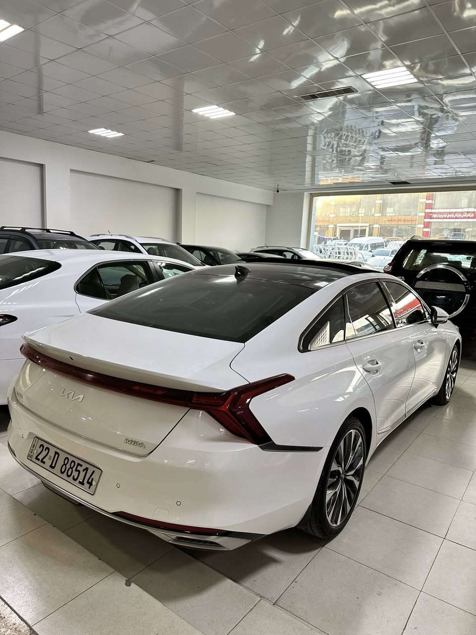 الموديل: كيا K8 - جيل حديث (2023)
المحرك: 6 أسطوانات V6 قوي وجبار، سعة 3.5 لتر (300 حصان) مع ناقل حركة أوتوماتيكي متطور من 8 سرعات.
رقم اللوحة: [أربيل ] جاهزة للتحويل مباشرة.
✨ أبرز المواصفات والميزات:
 السقف: فتحة سقف بانوراما بالكامل إطلالة مميزة وفخمة جداً.
 التصميم الخارجي: واجهة مستقبلية (الشبك المدمج الهيدروليكي)، 
إضاءة LED بالكامل
، جنوط ألمنيوم مميزة
، مرايا جانبية قابلة للطي كهربائياً مع إشارات انعطاف، حساسات أمامية وخلفية.
 المقصورة والداخلية: شاشة عرض رقمية عملاقة متطورة (تدعم أبل كاربلاي وأندرويد أوتو)،
 مقاعد جلد فاخرة، نظام تكييف هوائي ذكي متعدد المناطق،
 بصمة تشغيل وبصمة أبواب مع ميزة التشغيل عن بعد.
 أنظمة الأمان والقيادة: كاميرا خلفية عالية الدقة، مثبت سرعة ذكي، نظام منع انغلاق المكابح (ABS)، 
ونظام التحكم بالثبات والمساعدة على الطريق.
📋 تفاصيل حالة السيارة:
 المسافة المقطوعة (الماشية): [80,000KM]
 حالة البودي والضرر: [مكفوله كفالة ]
💰 السعر والموقع:
 السعر المطلوب: [242$😳]
 مكان تواجد السيارة: [ زاخو]
 للتواصل والاستفسار: [ ***********]واتساب☎️☎️
