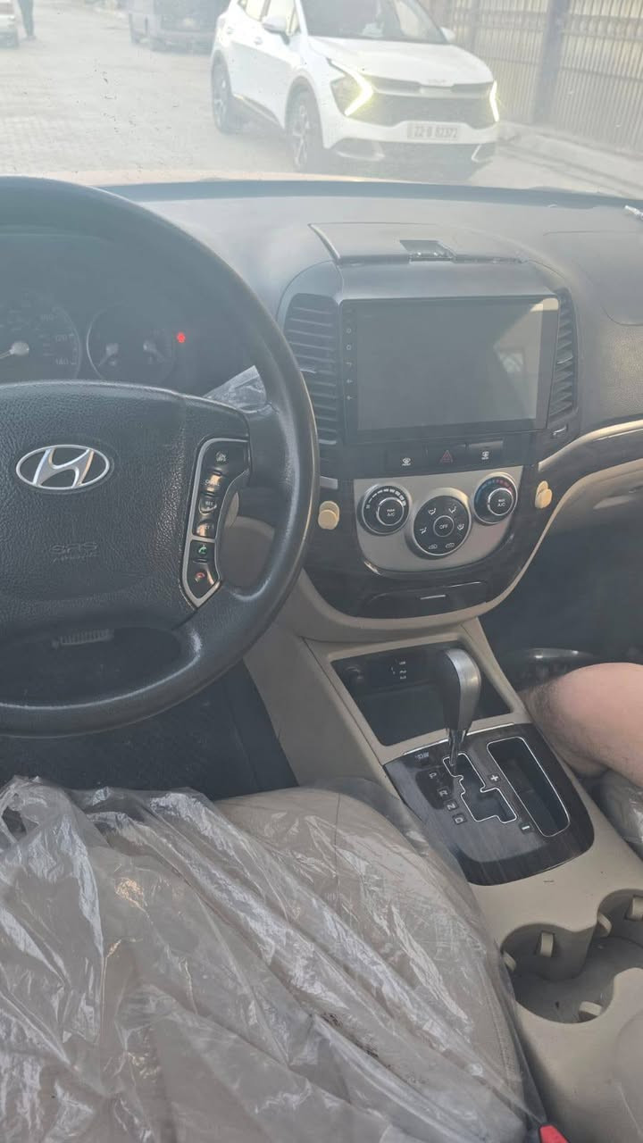 السلام عليكم
سنتافي موديل 2012 وارد امريكي 4 سلندر 
السياره حادثها جاملغ وبنيد والجاملغ والباب مرشوشات الجماليه وصور السونار بالمنشور 
مكاني بغداد مدينه الصدر ***********
