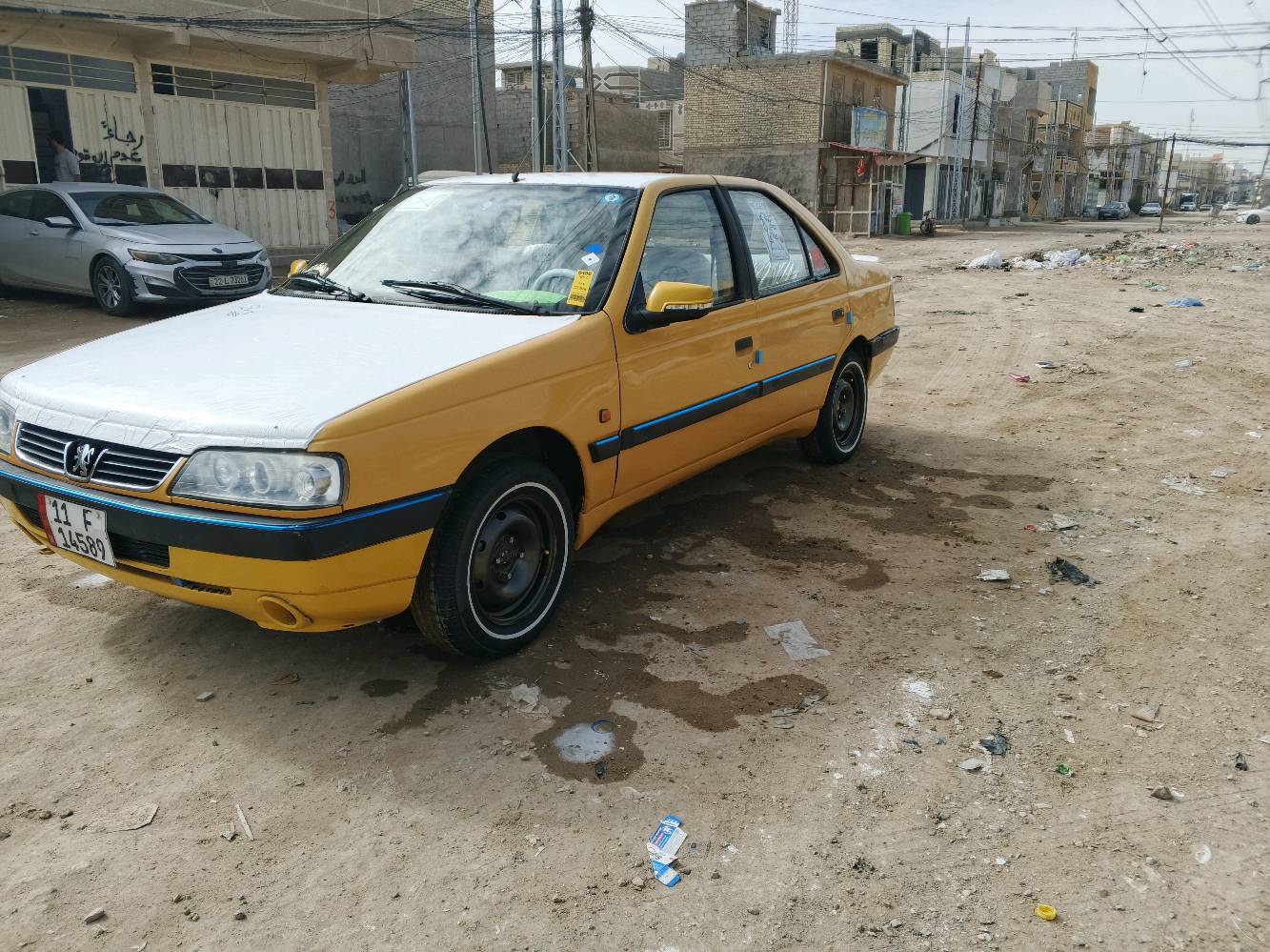 السيارة المعروضة للبيع هي بيجو بلون أصفر مع إكسسوارات زرقاء وسقف أبيض مميز. المقاعد مُغطاة بواقٍ بلاستيكي للحفاظ على النظافة، والمقود مُغطى بتغليف لضمان حماية إضافية. السيارة تبدو في حالة جيدة ولا توجد أضرار ظاهرة في الهيكل الخارجي أو الداخلي. الصندوق الخلفي واسع وكافٍ لحمل الأغراض. هذه السيارة مثالية للاستخدام اليومي أو للأعمال بفضل حالتها المحافظة والتجهيزات الأساسية المتوفرة فيها.