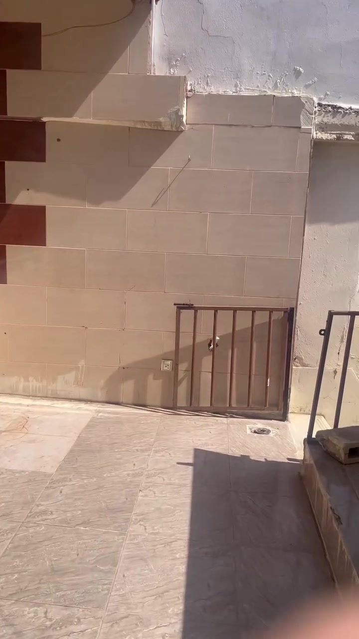 بيت ايجار طابق ثاني في زركته ايجار ٣٠٠الف كهربا عليكم  غرفه نوم واحد بي اتصل ***********
