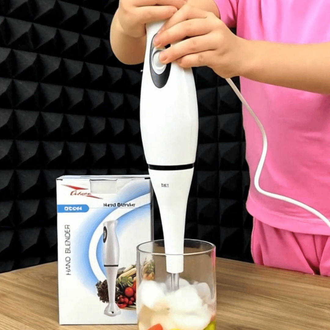 بسعر 20.000 فقط 🔥🔥🔥 والتوصيل مجاني 

بلندر يدوي كهربائي Octavo OC-244 – مهراسة طعام سريعة

الاستخدامات:

خلط العصائر الطبيعية والميلك شيك بسرعة.

تحضير الشوربات وهرس الخضروات المطبوخة.

إعداد الصوصات، المايونيز، والصلصات المختلفة.

هرس البطاطا والخضار للأطفال.

خلط البيض والكريمة وتحضير الحلويات المنزلية.

المميزات:

تصميم خفيف ومريح للاستخدام بيد واحدة.

زر تشغيل واحد لسهولة التحكم.

شفرة ستانلس ستيل مقاومة للصدأ.

عمود خلط طويل للوصول داخل الأكواب والقدور.

يعمل على الكهرباء بسلك مباشر.

كابل USB Type-A إلى Type-C للشحنالتوصيل.

هيكل بلاستيكي متين وسهل التنظيف.

الجهد الكهربائي: 220-240V.

التردد: 5060Hz.

القدرة التقريبية: 200-300 واط.

محتويات الصندوق:

محرك البلندر اليدوي.

رأس الخلط (العمود).

كابل USB.

دليل الاستخدام.

الملاحظات:

قياس الكارتون: طول 13 سم × عرض 8 سم × ارتفاع 21 سم.

يُنصح بعدم تشغيل الجهاز لأكثر من دقيقتين متواصلتين.

يُفصل عن الكهرباء قبل التنظيف.

مناسب للاستخدام المنزلي اليومي.


**إذا كنت صاحب هذا الإعلان وتريد حذفه لأي سبب، رجاءا أرسل رسالة إلى الدعم الفني**