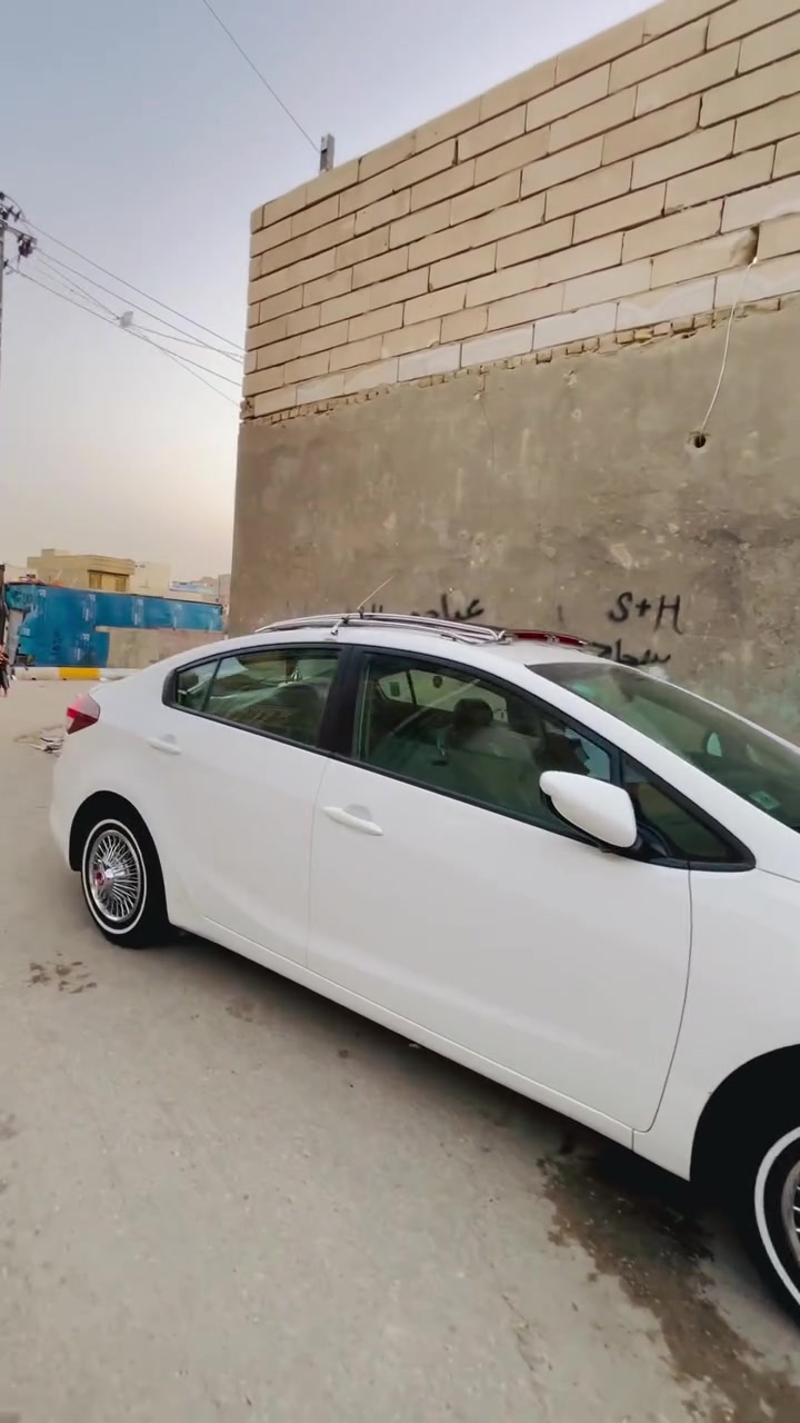 السلام عليكم البيع او مراوس حسب قناعه احدث منها فورتي مديل 2017رقم دولي مشروع وطني بسمي مداور ثاني يوم  سياره جاهز كير ومكينه وتبريد ثلج وحداديه 100/100توني سويتها بيه قطعين صبغ  بدون اي ضرار جهت سايق جاملغ وباب فقط   مكينه 2000ابيع هي وغراضه سياره جاهزه الخير  مكاني ناصريه مركز التضحيه شراي بي خير ويدلل ‭0785 082 7233‬
