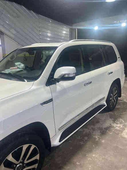 السلام عليكم من رخصت الادمن لاندكروز 17 للبيع او مراوس بحدث 8 سلندر 4600  3شاشات 4كامرات كير محرك خير من الله تبريد 3 قطع ثلج حساس امامي خلفي  مريا شفط رقم شمالي ماشيه 63 قابل للزياده بيها بارد باجملق السايق موضح بالصور دبل ماوس السعر 555 وبيها مجال العنون البصره ***********
