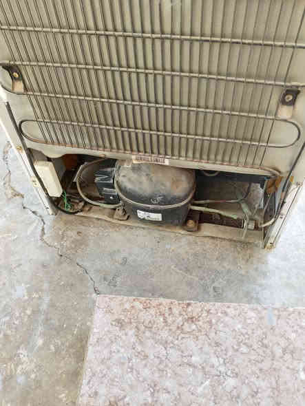 ثلاجه.14 قدم  شغاله كل عيب مابيه. بل الشرط.  السعر 100 الف وبيهة 
*********** 
***********
