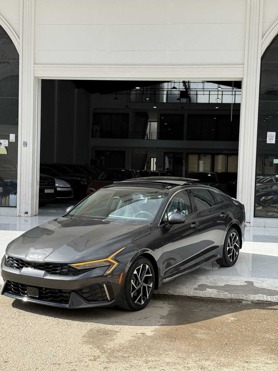 كيا K5 فئة EX (الفول/فل كامل) موديل 2025/2024 توفر محرك 2.5 لتر (191-194 حصان) مع ناقل حركة أوتوماتيك 8 سرعات. تتميز بسقف بانوراما، كاميرات 360 درجة، مقاعد جلد، شاشة كبيرة تدعم أبل كاربلاي وأندرويد أوتو، شحن لاسلكي، تحكم كهربائي، حساسات أمامية/خلفية، ودخول ذكي مع تشغيل عن بعد. 
المحرك والأداء:
محرك: 2.5 لتر (4 سلندر) GDI.
القوة: 191 - 194 حصان.
عزم الدوران: 246 نيوتن متر.
ناقل الحركة: أوتوماتيك 8 سرعات.
نظام القيادة: وضعيات قيادة متعددة (Drive Mode).

فتحة سقف بانوراما.
مصابيح أمامية LED بالكامل (زينون).
ويل كب (جنوط) مقاس 17 أو 18 إنش.
مرايا جانبية كهربائية قابلة للطي (شفط).
صندوق خلفي ذكي (يفتح عند الاقتراب).
التجهيزات الداخلية والراحة:
مقاعد جلد فاخرة (مع خيارات ألوان ومقاعد كهربائية).
تبريد وتدفئة مقاعد أمامية.
ذاكرة مقاعد.
شاشة ترفيه ومعلومات كبيرة (تدعم أبل كاربلاي وأندرويد أوتو).
عدادات رقمية متصلة.
شاحن لاسلكي للهواتف.
نظام تكييف أوتوماتيك منفصل.
نظام صوتي فاخر (BOSE في بعض الفئات).

كاميرات 360 درجة (محيطية).
حساسات أمامية وخلفية.
رادار ذكي (تفاعلي).
نظام فرملة الطوارئ الذاتية (AEB).
نظام الحفاظ على المسار (LKA).
نظام توقف ذاتي/فرامل يد كهربائية مع Auto Hold. 

حادث بنيد تبديل بلادي ومصبوغ بدون قطرة دواخل
تفاصل اكثر خاص📞☎️


**إذا كنت صاحب هذا الإعلان وتريد حذفه لأي سبب، رجاءا أرسل رسالة إلى الدعم الفني**