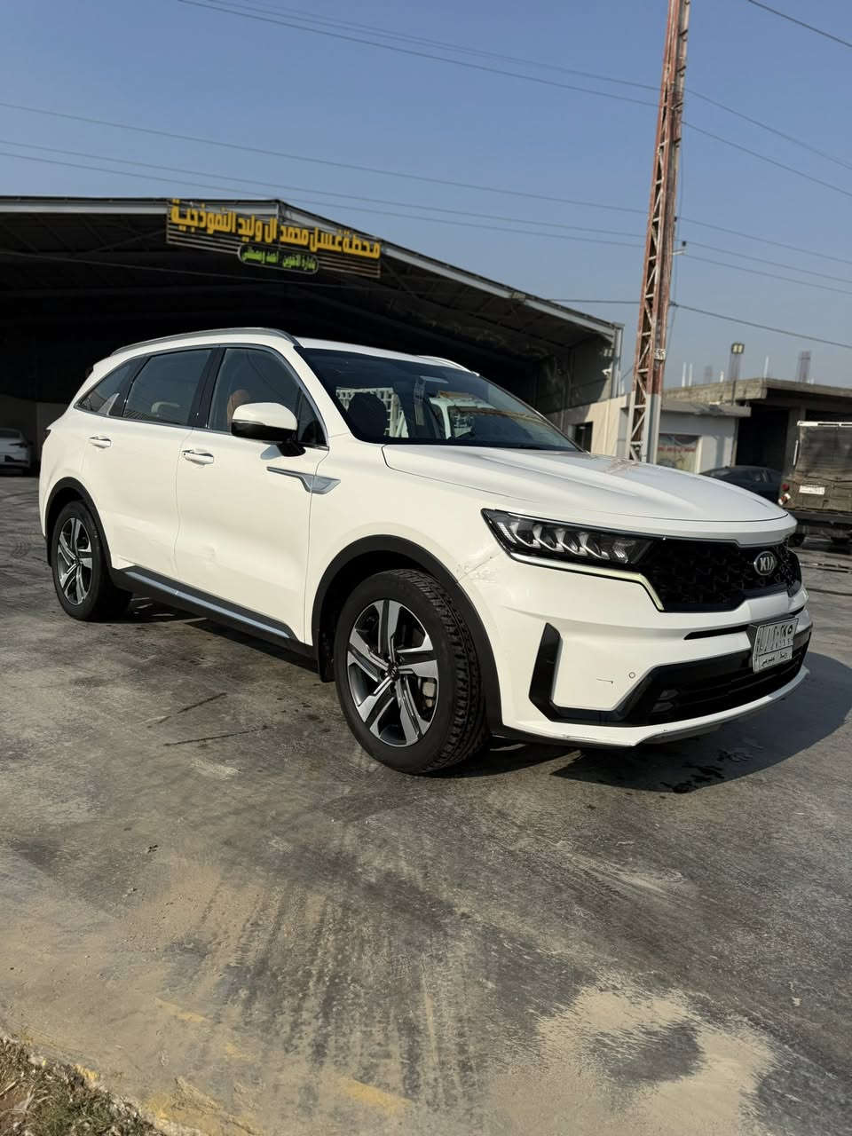 كيا سورينتو 2021 – فول أوبشن (بدون فتحة سقف) – خليجي – V6 6 سلندر
• المحرك: 6 سلندر بنزين 3.5 لتر (V6) قوي وناقل حركة أوتوماتيك 8 سرعات.  ￼
 • القوة: حوالي 272 حصان.  ￼
 • عزم الدوران: حوالي 331 نيوتن·م.  ￼
 • الدفع: رباعي AWD لتحكم وثبات ممتازين على الطرق.  ￼
 • السرعة القصوى: تقريبًا 210–211 كم/س.  ￼
 • تسارع 0-100 كم/س: تقريبًا 7.5-7.8 ثانية.

عدد المقاعد: 7 ركاب (ثلاث صفوف).

 • مقاعد جلد (أمام وخلف ).  ￼
 • شاشة مركزية مع نظام ترفيهي (يدعم Apple CarPlay / Android Auto).  ￼
 • تكييف أوتوماتيكي مزدوج المناطق.  ￼
 • تحكم كهربائي بالمقاعد الأمامية.  ￼
 • بلوتوث / AUX / USB.  ￼
 • تشغيل بالزر (Push Start) + دخول ذكي 

موصفات معروفة ماشية 120الف 
السعر 259ورقة    ضرر بسيط كلش بارد قليل فقط ما مصلحة 
مكاني واسط صويرة 
للستفسار اكثر ***********
