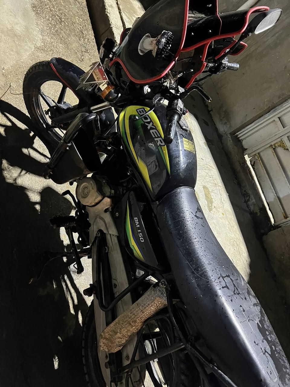 سللم عليكم دراجه بوكسر للبيع موديل 22 اوراقه موجوده بس بيه ورقتين تعبانه شويه محرك ممفتوح يرادله غسله و شويه ترتيب متكلفك 25 سعره 675 الف و بيه مجال حك الجيه اريد ازرب بل سوك عنوان بغداد بلديات ‪رقم ***********
