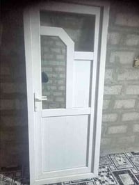 باب بلاستك • ٨٦×٢٠٥سم • قوسيات