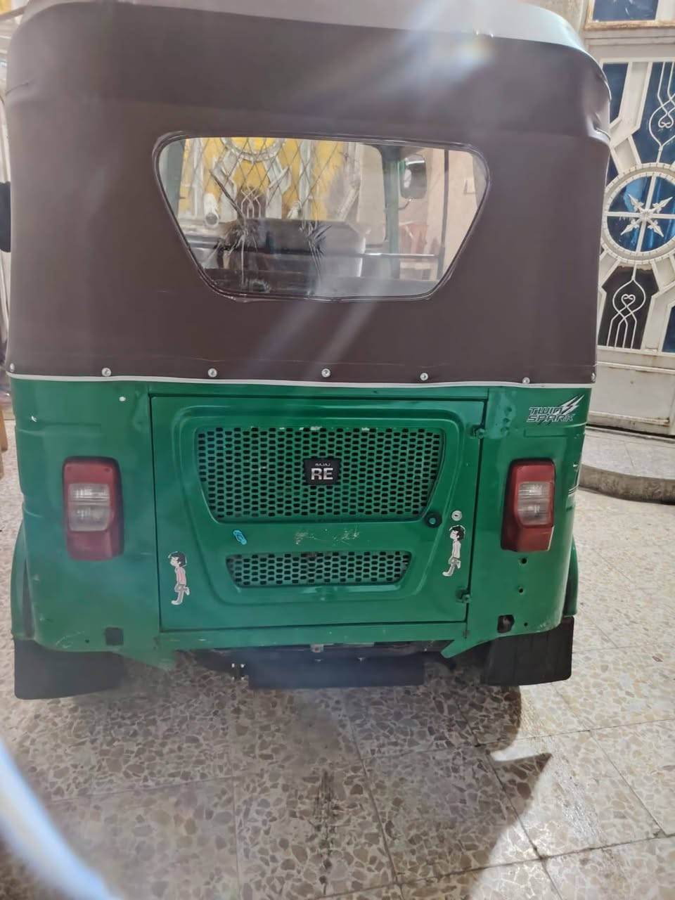 سلام عليكم تكتك البيع نضيفه تفاصيل   واحد وعشرين وراق بيه شخط بل القد ودكه بل صفاح ***********
