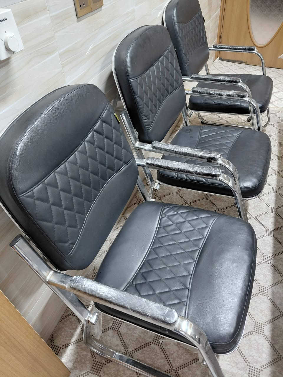 كراسي مكتبي استيل عدد ٦ للبيع
نظيف وجديد 
سعر ٣٥٠الف
***********
