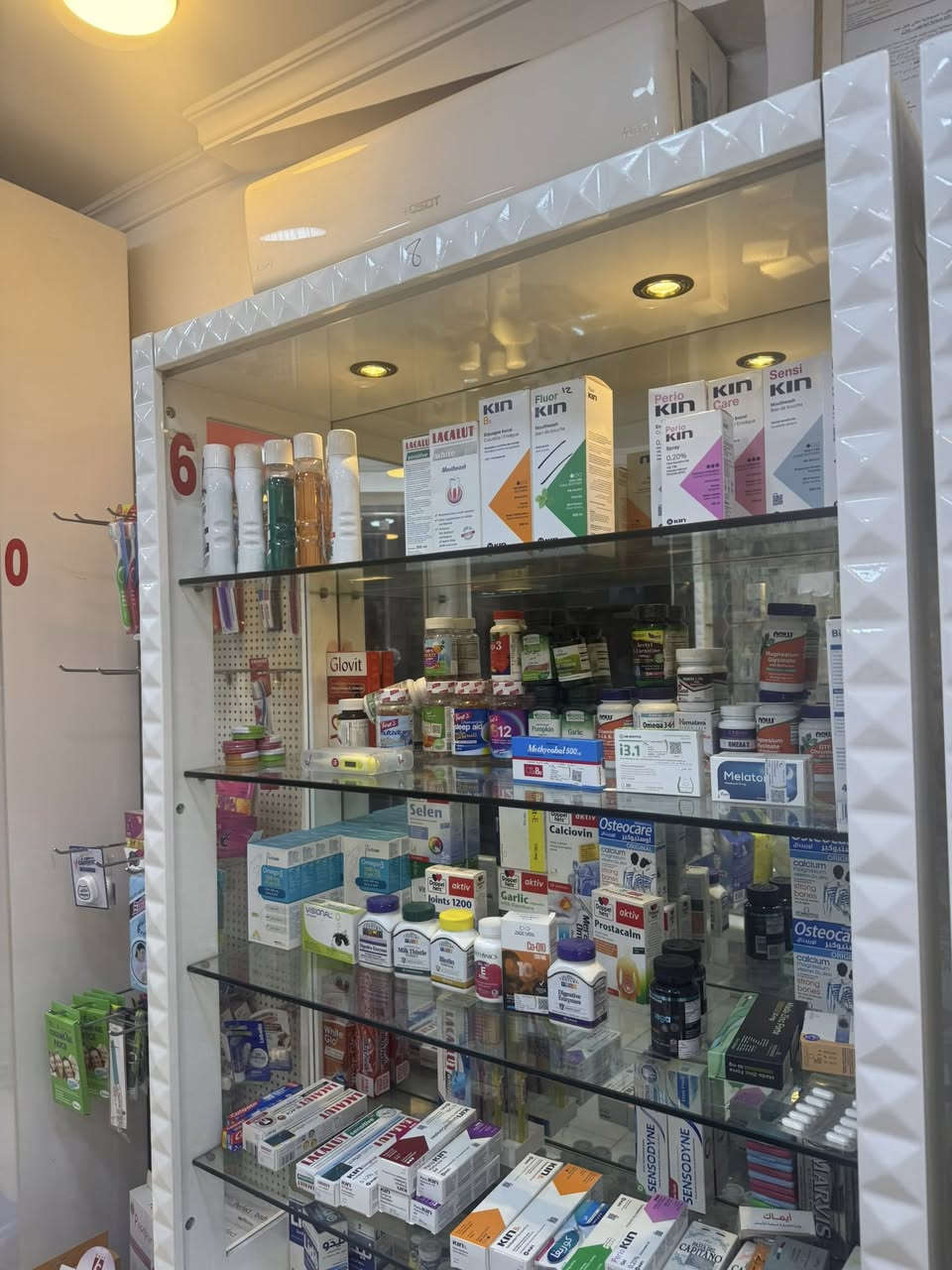 سلام عليكم فاترينات صيدلية خشب HDF صناعة مستورد وليس محلي جودة ممتازة رفوف جام ضد الكسر مع ابواب جام قياسات 
ارتفاع 2 متر 
عرض 1.20 متر
عمق 50 سنتيم
العدد 9 قطعة 
مع عارضة كبيرة هيكل معدني 
وميزين واحد متحرك مع تايرات 
وثاني ثابت مثل ماموضح بالصور
تحتوي على انارة وابواب خزن في الاسفل 
مكان بغداد القادسية ساحة قحطان 
للاستفسار واتساب ***********
