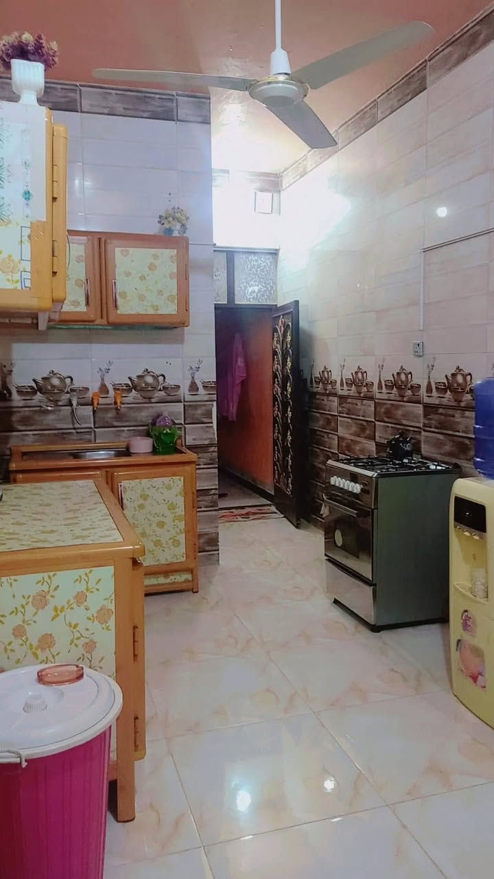 يالله السلام عليكم 
بيت للبيع زراعي عقد 25 المساحه 100متر
يحتوي ع غرفه وصاله ومطبخ واستقبال وحمامات داخليه وخارجيه 
ملاحضه البيت عگاده البناء طابوق 
الأرضية بورسلين جدار سيراميك و السطح كامل 
العنوان حي ميسان نهايه شارع سكله الكرعاوي 
السعر 35 بي مجال 
الإتصال ***********
