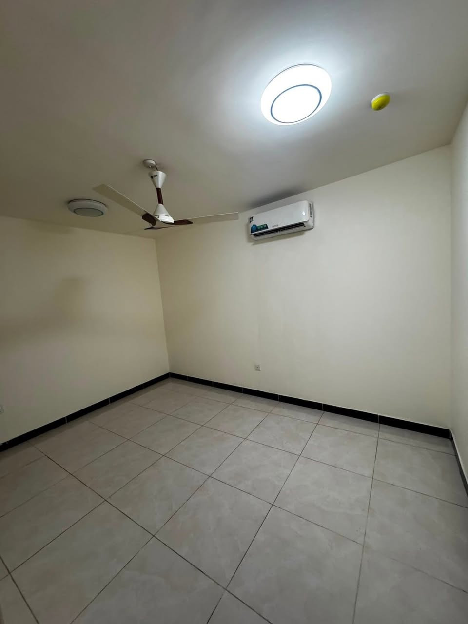 للايـجـار شقة عرصات الهندية 

عنوان الشقة 📍 عرصات الهندية على شارع السدة

🔶 المساحة  110 مـتـر

طابق خامس تحتوي على صالة مطبخ غرف نوم عدد ٢ وصحيات

مجهزة سبالت ومطبخ كامل

للاستفسار والاتصال
***********
شركة دار السلطان للعقار
عنوان الشركة - عرصات الهندية قرب فندق بلوم
نستقبل كافة العروض السكنية والتجارية
