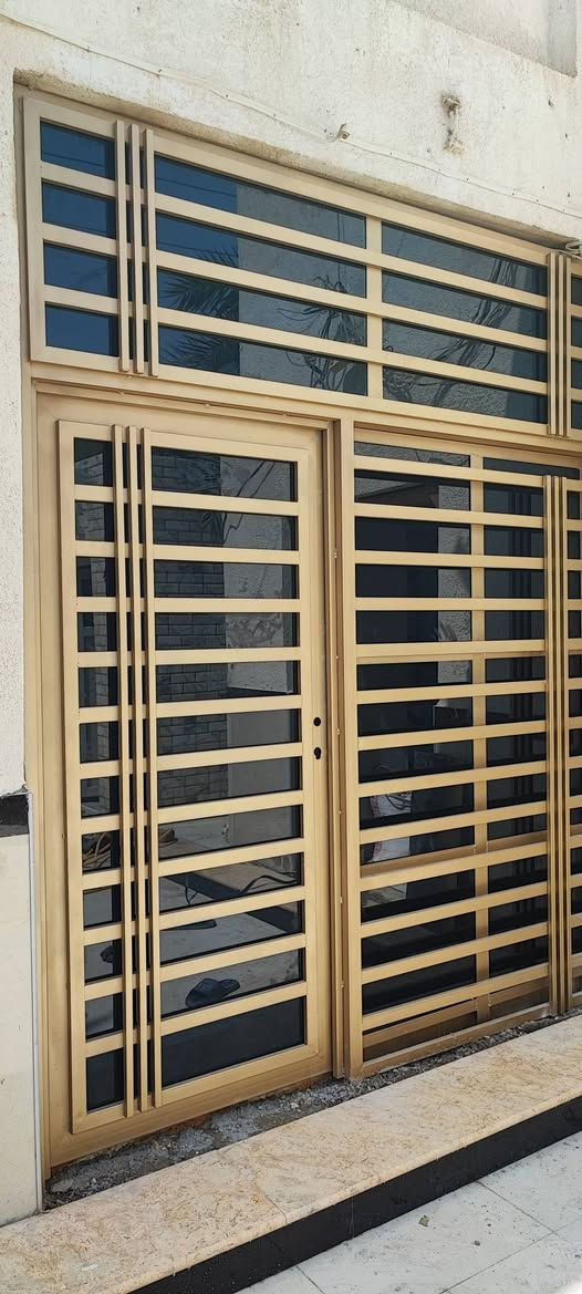 السلام عليكم تنضيف وصبغ  الشبابيك والابواب والجدران العنوان ميسان العماره للاتصال ***********
