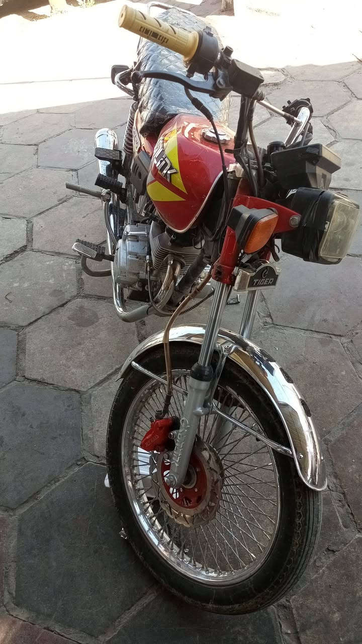 السلام عليكم اخوكم مضرر واريد ابيع هاي الدراجة ومحتاج 400الف وعندي عملية لخيتكم مريتي واتمنة متقصرون والقران برغي مامفتوح بيه واوراقه كاملة ***********
