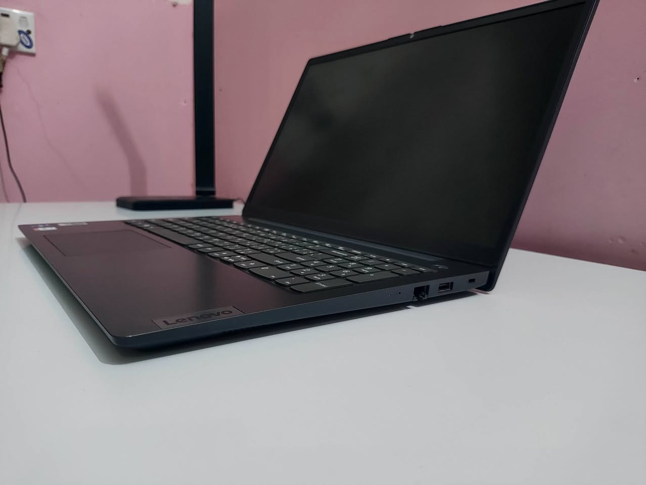 لابتوب Lenovo V15 G3 (i7 جيل 12) مستعمل نظافة برغي واحد ما مفكوك
للبيع لابتوب لينوفو مواصفات وحش، الجهاز استخدام نظيف جداً وبراغي الشركة كلها بلاد (ما مفتوح نهائياً)

المعالج: Core i7 جيل 12 (أداء طيارة).

كرت الشاشة: Intel Iris Xe Graphics (أداء عالي للألعاب والتصميم)

الرام: 16 جيجا DDR4

الذاكرة : ssd 512

الشاشة: 15.6 بوصة FHD

الميزة: يدعم تقنية FSR يعني بالألعاب والبرامج الثقيلة ينطيك أداء دبل.

النظافة: الجهاز داخلياً وكالة 100%، بس الظهر بي شخط سطحي بسيط وما غلفته ويكدر المشتري يفحص البراغي براحته.

السعر: 700 ألف (بي مجال بسيط للشراي المباشر) مكاني كربلاء

أداء الجهاز في الألعاب (FSR Active)

Valorant:  1080p  120 فريم

CS2:  1080p فريم 90 

GTA V:  1080p  60 فريم

Forza Horizon 5:  1080p 55 فريم

God of War:  720p  35 فريم

Cyberpunk 2077: 720p 35 فريم

 League of Legends:  1080p 140

فريم

DOTA 2:  1080p  90 فريم

Minecraft:  1080p  100 فريم

Rocket League:  1080p  80 فريم

Rainbow Six Siege:  1080p  65 فريم

Apex Legends: 720p  50 فريم

للاستفسار ***********
