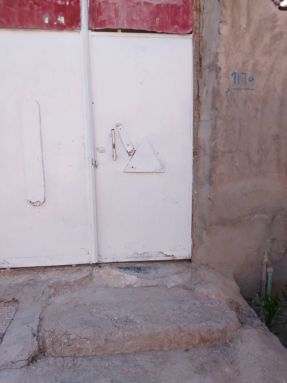 بيت...100متر للبيع شارع المطار القديم مقابل صيدلية صفا عبدالرضا
يحتوي على غرفتين 5/3...وصاله 4/3 واستقبال 4/3 ومطبخ 3/3,75 ..وصحيات داخليه وخارجيه...والبناء بلوك والسقف اعكاده ...


**إذا كنت صاحب هذا الإعلان وتريد حذفه لأي سبب، رجاءا أرسل رسالة إلى الدعم الفني**