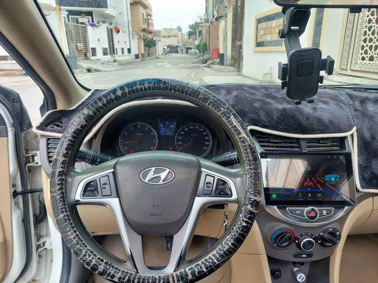 السلام عليكم اخوان 
اكسنت للبيع اسيارة خليجي فول بلو اعلة مواصفات فتحة سقف السيارة موديل 2014 السيارة خير من الله منضومة تبريد جديدة مكينة 1.6 كير شرط خير من الله السيارة كاملة مكملة بس تركب وتطلع والسيارة رقم بغداد انكليزي باسمي سنوية 30 تحويل ثاني يوم السيارة ضربة قوية ما بيهة مجرد بيهة طخطخات مكاني فلوجة السعر 95 وبيهة مجال رقم ***********
