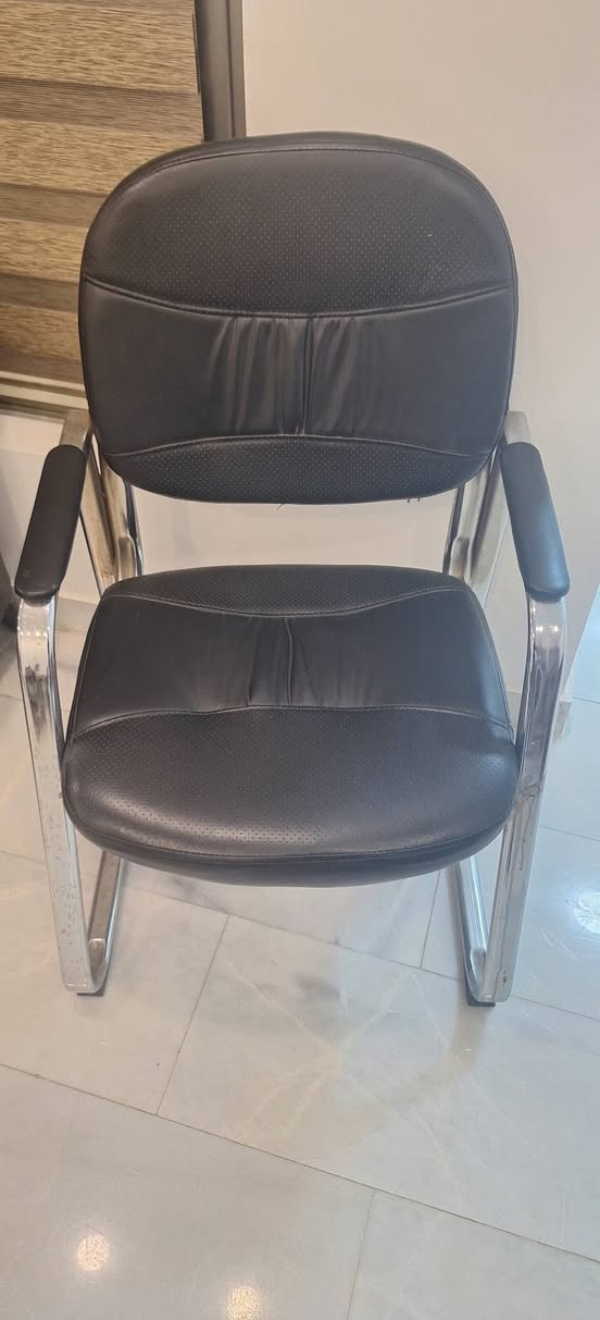 السلام عليكم
للبيع كراسي مكتبية عدد 5
3 ثابتة نظيفة جدا 
2 متحركة نظافة متوسطة 
السعر
250 الف دينار  
للتواصل خاص


**إذا كنت صاحب هذا الإعلان وتريد حذفه لأي سبب، رجاءا أرسل رسالة إلى الدعم الفني**