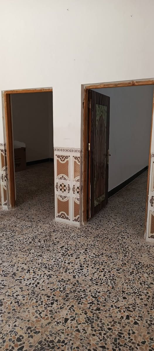 بيت للايجار
مساحه 100 م بيه غرفتين وصاله ومطبخ وصحيات
 العنوان مقابل باب المطار الدخول
***********
