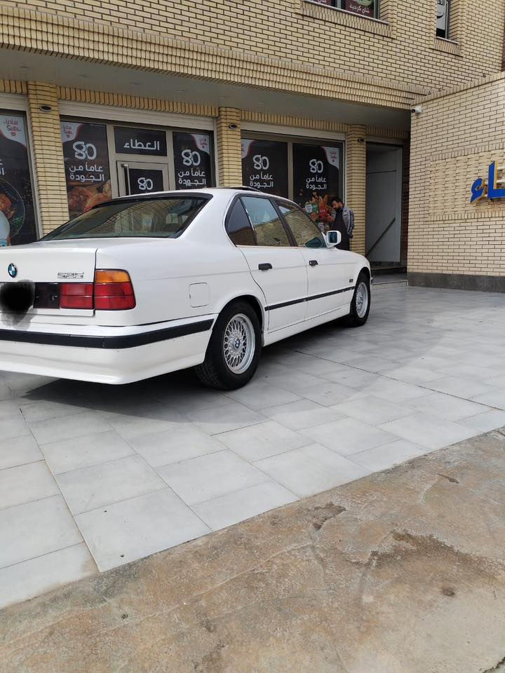 السلام عليكم بي ام للبيع 525كير محرك خير من الله صدر تخم تايرجديد سنويه ل31هزه جديده تحويل مباشر بسمي دوسات ام دعاميات ام فتحه شغاله  بجم عريض السعر 52وبيها مجال مكان السياره بغداد رقم الهاتف ***********////***********
