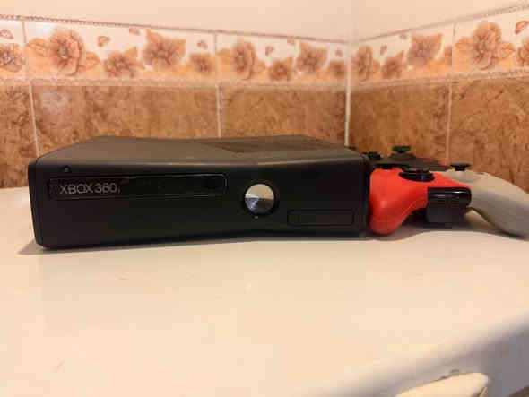 السلام عليكم اكس بوكس 360 سلم لمس يحتوي على 148 لعبه قويه شغال واي عيب مابي وياه دبل جوستك بلادي وكامل ملحقاته الاصليه الجهاز بي ضمان فحص وبل الشرط انطي هم العابه حلوة والجهاز حلو.
السعر115 الف مكاني كركوك وعندي توصيل لكل انحاء العراق رقمي *********** الشراي يتواصل وياي وخادم للطيبين اني. كركوك
