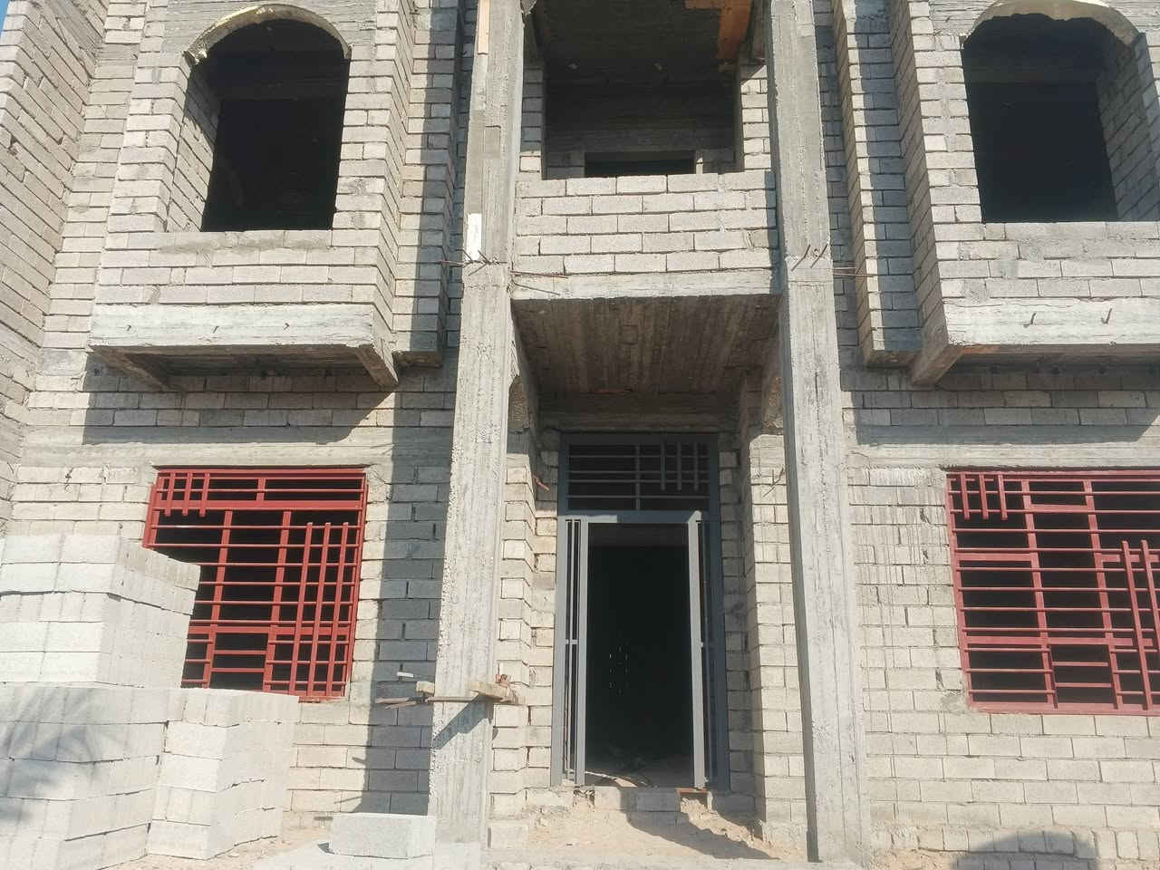 لي عندا بيت يريد شتغله نجاره داخل بيجي يتواصل  ***********
