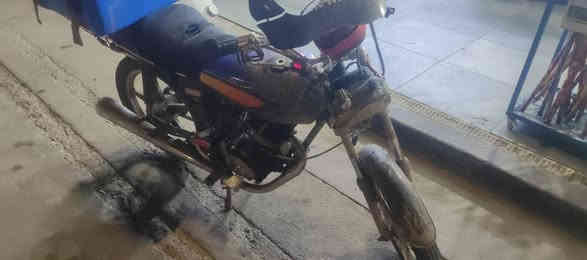 السلام عليكم دراجه اربعه كير (كوم حديد _كوم حديد) الدراجه شغاله بس بيها صوت بل مكينه السعر ١٢٥ وبيها مجال قليل متواجد فيس او واتساب وتصال هاذا رقمي) (***********) عنواني بغداد حي القاهره بغداد
