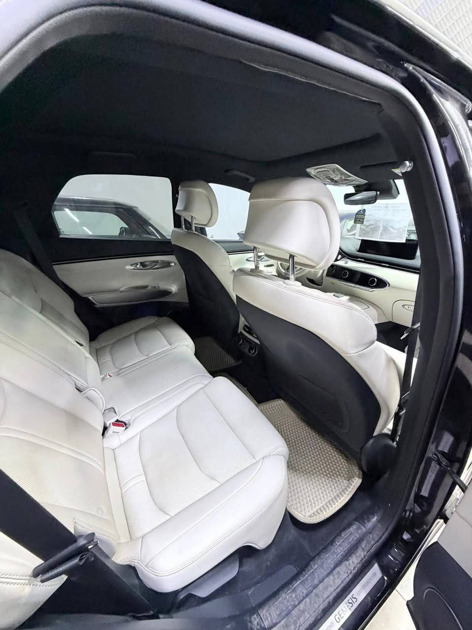 جينسز كهرباء بالكامل موديل 2024
سيارة SUV كهربائية بالكامل اقتصادية
دفع رباعي AWD دبل ماطور
تنطيك قوة حوالي 429 حصان و516 lb-ft عزم دوران
وفي Boost Mode توصل القوة حتى 483 حصان 
(زائد قوة مؤقتة عند التسارع)
الأداء
التسارع 0–100 كم/س تقريبًا 4.2–4.5 ثواني
أعلى سرعة حوالي 235 كم/س
سيارة سريعة وهادية بالكهرباء وتغلب منافسين كثيرين من فئة SUV الكهربائية
البطارية والمدى
سعة البطارية حوالي 77.4 ك.و.س
المدى الكهربائي الرسمي حوالي 450 كم للشحنة الكاملة حسب تقديرات EPA
شحن سريع من 10% إلى 80% بحوالي 18–20 دقيقة على شاحن سريع مناسب
بالاستخدام الفعلي ممكن تحصل على مدى أعلى داخل المدينة ومع قيادة معتدلة
الراحة والمساحة
مكان كافي لخمسة ركاب
تجهيزات داخلية فخمة
شاشة رقمية
نظام تكييف
مواد جلد
مميزات راحة متعددة تختلف حسب الفئة
مميزات إضافية
نظام V2L لتشغيل أجهزة كهربائية
نظام تعليق متقدم
نظام قيادة ذكي
قيادة هادئة بسبب الدفع الكهربائي

ال💎ــسعـر 🟥 :: رقم (1) تلـقـائـي 📮

رقم صاحب ســـيـارة ::***********
