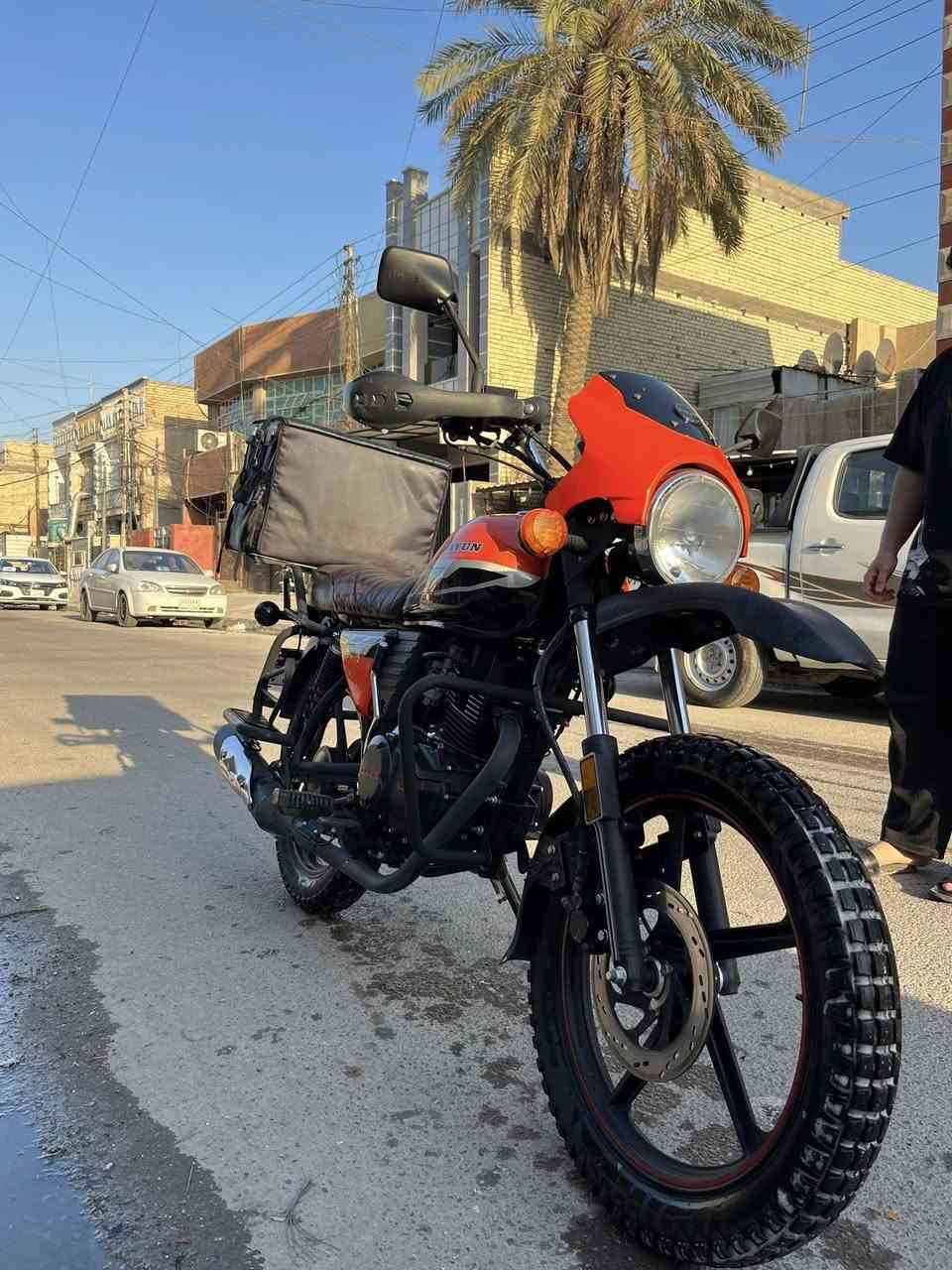 السلام عليكم دراجه دايوان ٢٠٢٣ مال موضف امانه الله ورسوله ما مشتغله  دلفري نضافتها حالها حال الزيرو مابيها اي نقص نقصها بس سائق رقم بغداد بعدها بسم الشركة حته ممحولهها مكاني بغداد الشعب رقمي ***********
