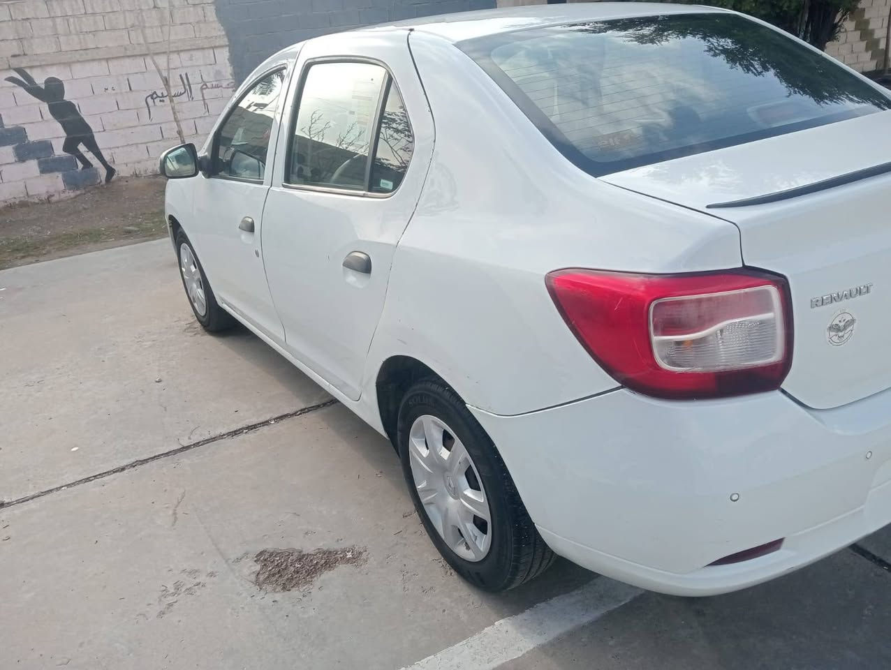 السلام عليكم  رينو سمبل موديل 2017 بيها تبديل باب الوراء السائق على وضع الشركه السياره جديده
كير محرك تبريد مكفولات 
 الموبايل*********** العنوان طالبيه قرب اداره واقتصاد السعر 82
((مكلف بالنشر )) المدائن, بابل
