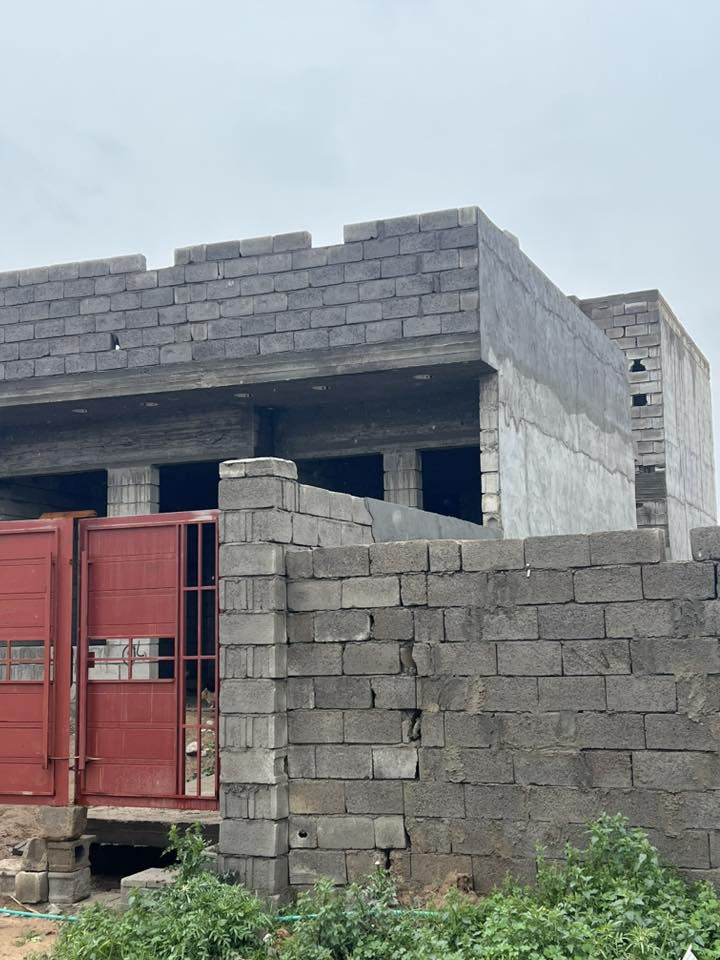 السلام عليكم
هيكل للبيع مساحة 160م واجهة 7.40م نزال 22م 
الموقع : كاطون الرازي خلف مستشفى طب العدلي 
الخدمات المتوفرة ماء + مجاري +كهرباء  
يبعد عن الشارع العام تلاث افرع 
يشمل ستقبال 6*4
مصبخ 3*4
مطبخ حار صغير
صاله 6*4
1غرفه نوم 5*4
منور داخل الصاله
منور خلف البيت
مرحله البناء  كامل ناقص بس مجاري ماء+ لبخ + سيراميك 
جنس الارض تجاوز تابعة الى مديريه البلدية  مسجلة غابات مشمولة في قرار 25 للتطويب  ماشية معاملة بيها  تطويب
للستفسار:***********
*********** متوفر واتساب ايضا
