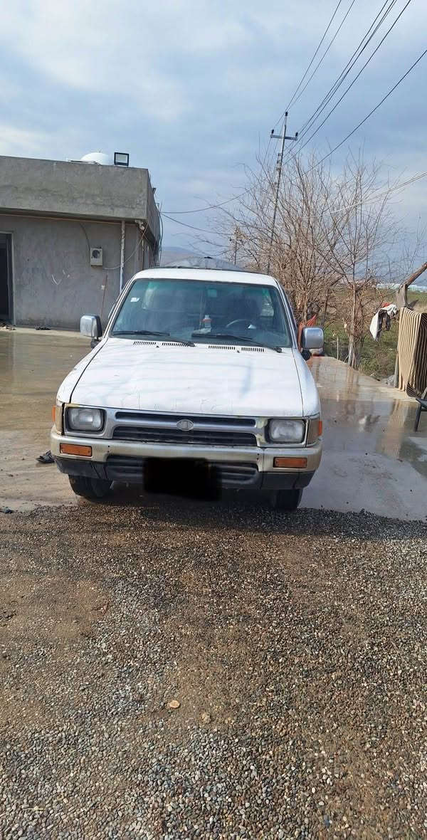 تۆیۆتا پیکاب ١٩٩٠ تاک چوار قولاب سەیارەکە مالی کەسابەتە بی مەسرەفە گیر مەکینەو ئەکسل بەشەرت   سەیارەکە نموونەیە لە هەیکەلو جوانی یەک دینار مەسرەفی تیانیە هەموو گیانی مەزبوتە ئیش ئەکات چوار تایەی لۆکی لە ژیرایە کارەبای مەزبوتە سەیارەکە ئارمە سەیارەکە لە سلیمانیە 
*********** السليمانية, العراق
