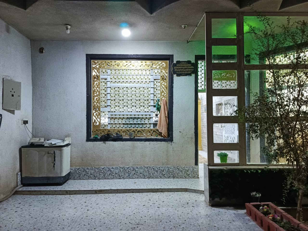 اللهم صل على محمد وال محمد 
دار للبيع مساحة 200 م 
كوت حي الحكيم منطقة الوائليه
طابو زراعي سند 25 مرقم 
من بلدية الكوت 
غرفتين وهول ومطبخ
وصالة وصحيات داخلية وخارجية
وكراج وحديقة 
قريب على شارع الشارع الرئيسي 
الاستفسار: واتساب او اتصال 
***********
مكتب عقارات دار واسط
