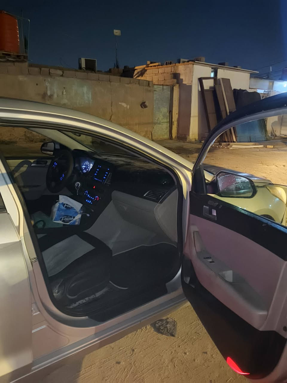 السلام عليكم للبيع سوناتا موديل 2015 وارد امريكي حادثها چاملغ وبنيد وبيها بارد مكفوله من المعجون والصبغ محرك اربع سلندر2400 مفتوح لغرض الصيانه الكير مابي شي مواصفات شاشه بلادي بلوتوث مخارج USP مانع انزلاق وبعد بيها هواي مواصفات سعرها 110 وبيها مجال للشراي مكان البصره جمعيات وترهم مراوس مو شراي لا تكسر بيها الرقم ***********و السياره بسمي مداور ثاني يوم
