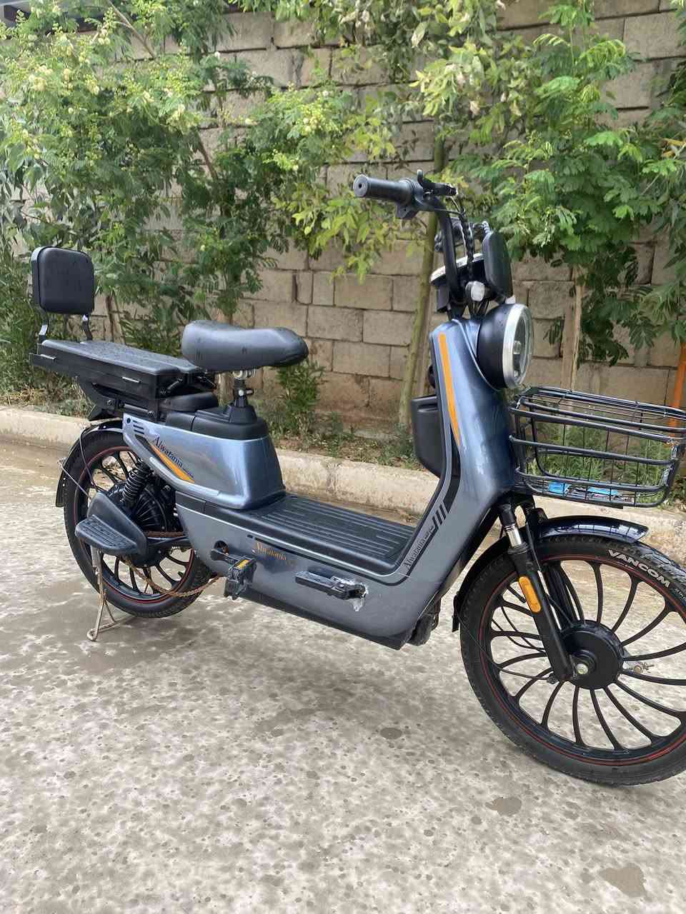 ماطور شحن شركة الوطنيه شرط جديد و خدش ما بي و ما بدل بي شي بس بتريات وبتريات ريان شرط جديده يحتو ي على 5بتريات كبار ودبل سويج و دبل بصمه كله شغال شرط و يمشيك 50 كيلو و بل شحن فول و السعر (350 الف) وبي مجال بسيط و الاستفسار الاتصال على هذا الرقم -***********
