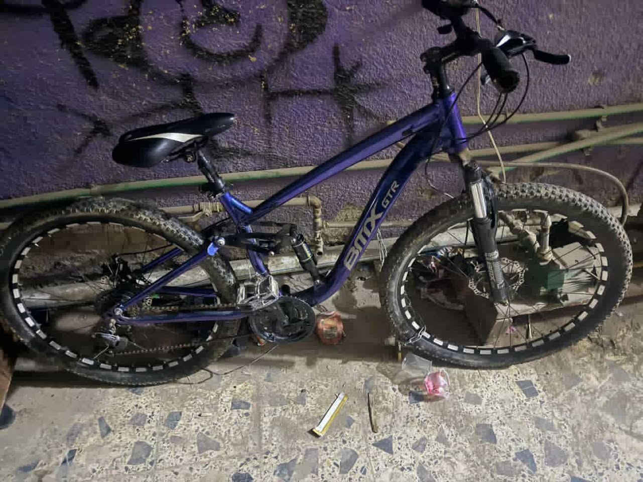 بايسكل جبلي BMX GTR (فول دبل) 🚲
المواصفات 

الماركة BMX GTR الأصلي بايسكل خشن وحمل 

الدبلات فول سسبنشن (دبلات أمامية + دبل خلفي نوع JUXIN) يمتص المطبات امتصاص مريح جداً بالسياقة 

البريكات نظام ديسك بريك (ديسكات) أمامي وخلفي قوية جداً

سرعات أمامية وخلفية شغالة (محتاج بس تزييت بسيط للزنجيل).

•الإطارات نقشتها جبلية خشنة مخصصة للطين وللمناطق الوعرة ومقاومة للانزلاق 

الحالة البايسكل نظيف وشغال وما بي أي نقص قوي بس يحتاج غسلة وتزييت ويطلع يلمع 

السعر125وبي مجال للشراي وماراح نقصر وياه 

للتواصل خاص او الاتصال على الرقم+9647822941465
