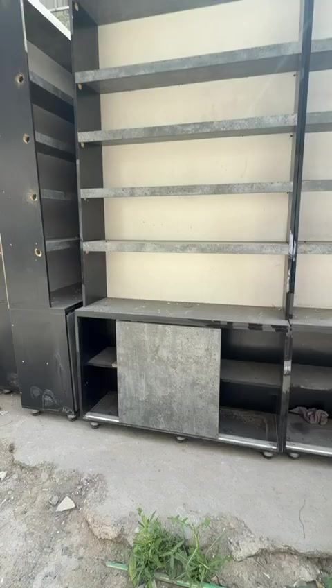 للبيع بسعر مناسب جداً فاترينه مع دكسن عروض للماركتات للاستفسار الاتصال ***********
