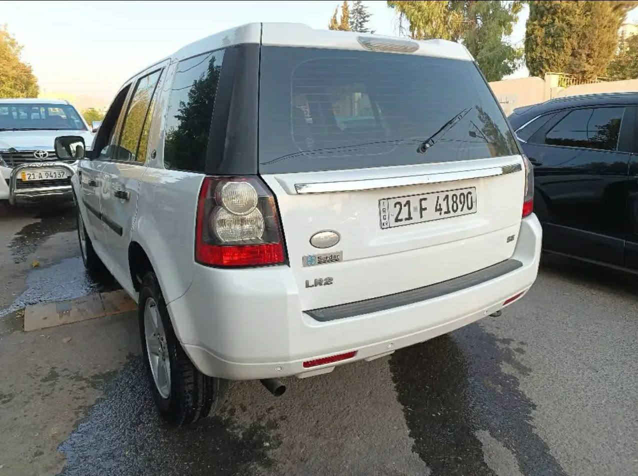 لاند دروڤه ر2012
***********
***********
بي بوياخ يه ك په له بوياخي هه يه 
به شه رتي گيرو مكينه و تبريد
گيرو مه كينه ي نه كراوه ته وه 
ناوي لوك لوك 
به ناوي خومه وه 
تا 2030 تازه يه مانگي دوو
سه ياره كه مالي دوسته 
زور زور مه زبوته 
هه موو گياني به شه رتي سه د فيته ر 
وكاله تحويل چيت ويست خومم89گه لا ومعامه له له سليمانيم هه واري شار السليمانية, العراق
