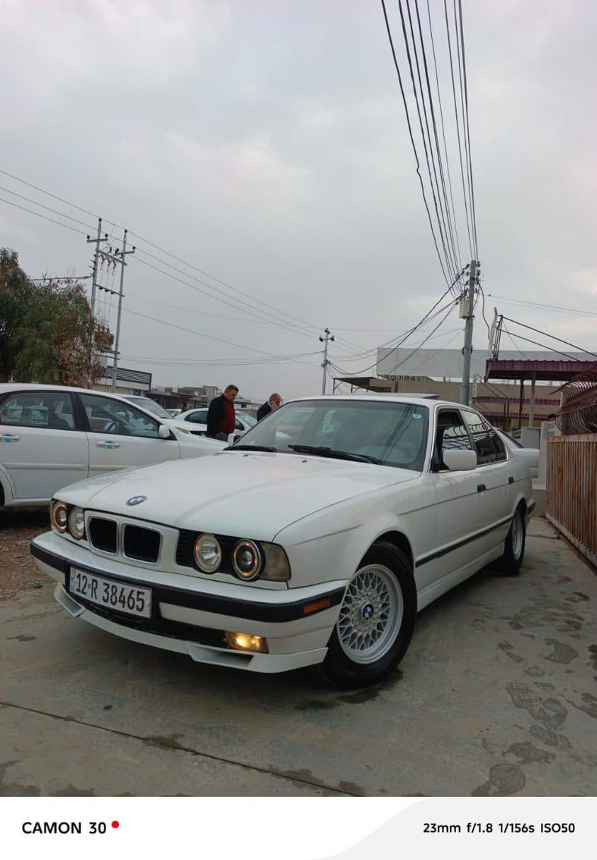 BMW 1991 525Ai
فول فوله 
گئر و مه كينه به شه ره ت
نمونه له جواني 
هيجي نيه بئ ده عم بئ سبوخ 
ره قه م و سه نه وي هه زه هه موي تازه نوئ كرايه 
به ناوي خؤمانه ته عويل وه كاله به شه رت
***********
