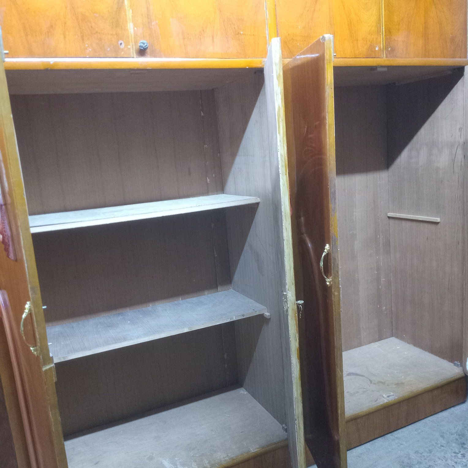 كنتور ست ابواب ملحق وجه ودواخل وضهر صاج السعر 300وبي مجال منطقة الشعب ***********
