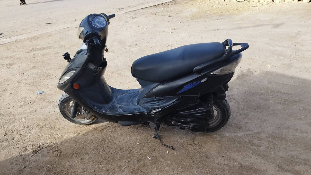 سلام عليكم شباب دراجه كاممو سكنز كامله تخم تاير كهربائية كله شغاله مكاف بلنشر 
وهاذ صاحب الدراجه ***********
