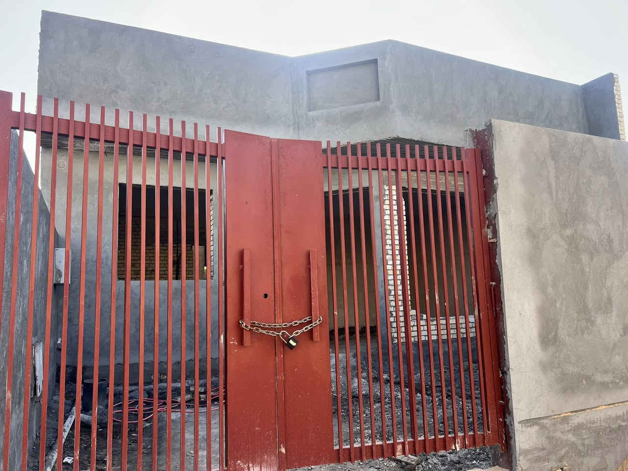 ٢٠٠ متر للبيع بحي المصطفى قطع حسنين 
غرفتين نوم وصحيات ٢  وصاله كبيره وستقبال ومطبخ مع حديقه وكراج 
***********
