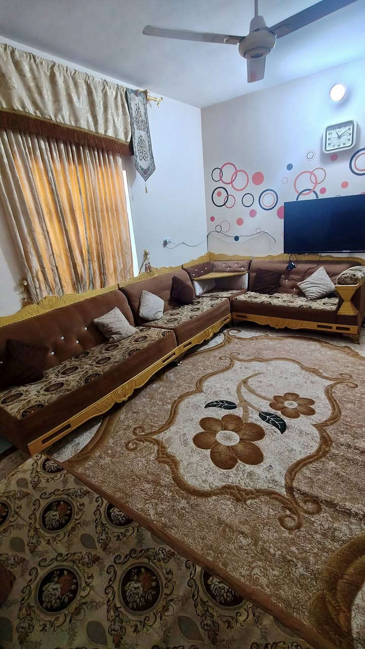 سلام عليكم ورحمة الله
اخوان يتوفر ديوان كويتي  مقاعد عدد 14 مع زاوية عدد 2 بحالة جيدة ونظيف
سعر 500 

 المكان الرمادي 

تواصل واتساب او اتصال على الرقم ***********
