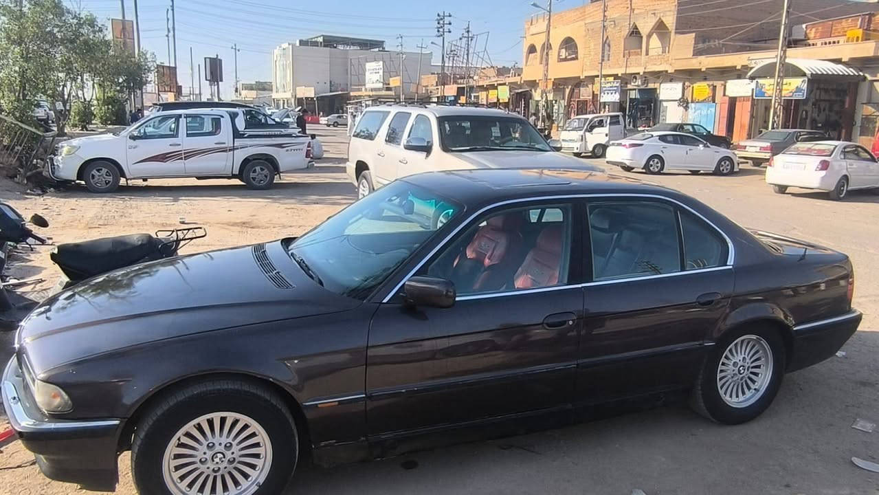 سلام عليكم من رخصة الادمن السياره للبيع رقم بغداد انكليزي ب اسمي خفاش جاهزه تبريد ومكينه 740i وكير تمساح  وصدر امامي وصدر خلفي جاهزات طخم تاير  غرفتهه تحتاج ترتيب بسيط  

السعر 60 وبيهه مجال 
رقم الهاتف متواجد واتساب ***********
