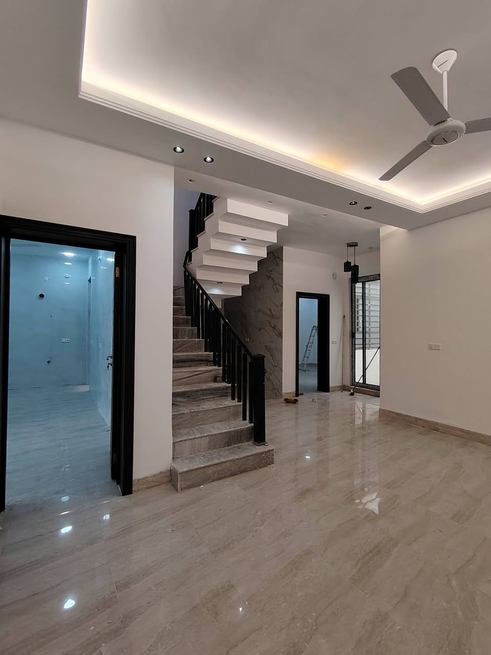 دار للبيع طابو ززاعي سند ٢٥
تحويل
الموقع نادر الاولى 
المساحة 200م
طابقين الطابق الاول غرفين نوم استقبال مطبخ كليدور مناور 2
جراج حديقة
الطابق الثاني ٣ غرف نوم واحد منهن سويت  كليدور مجمع صحيات 
للاستفسار .
اتصل بالارقام التاليه 
***********
***********
موقع المكتب حله نادر الاولى الشارع الرئيسي مقابيل دائره اتصالات بابل 
مكتب علي السلطاني للعقار
3
