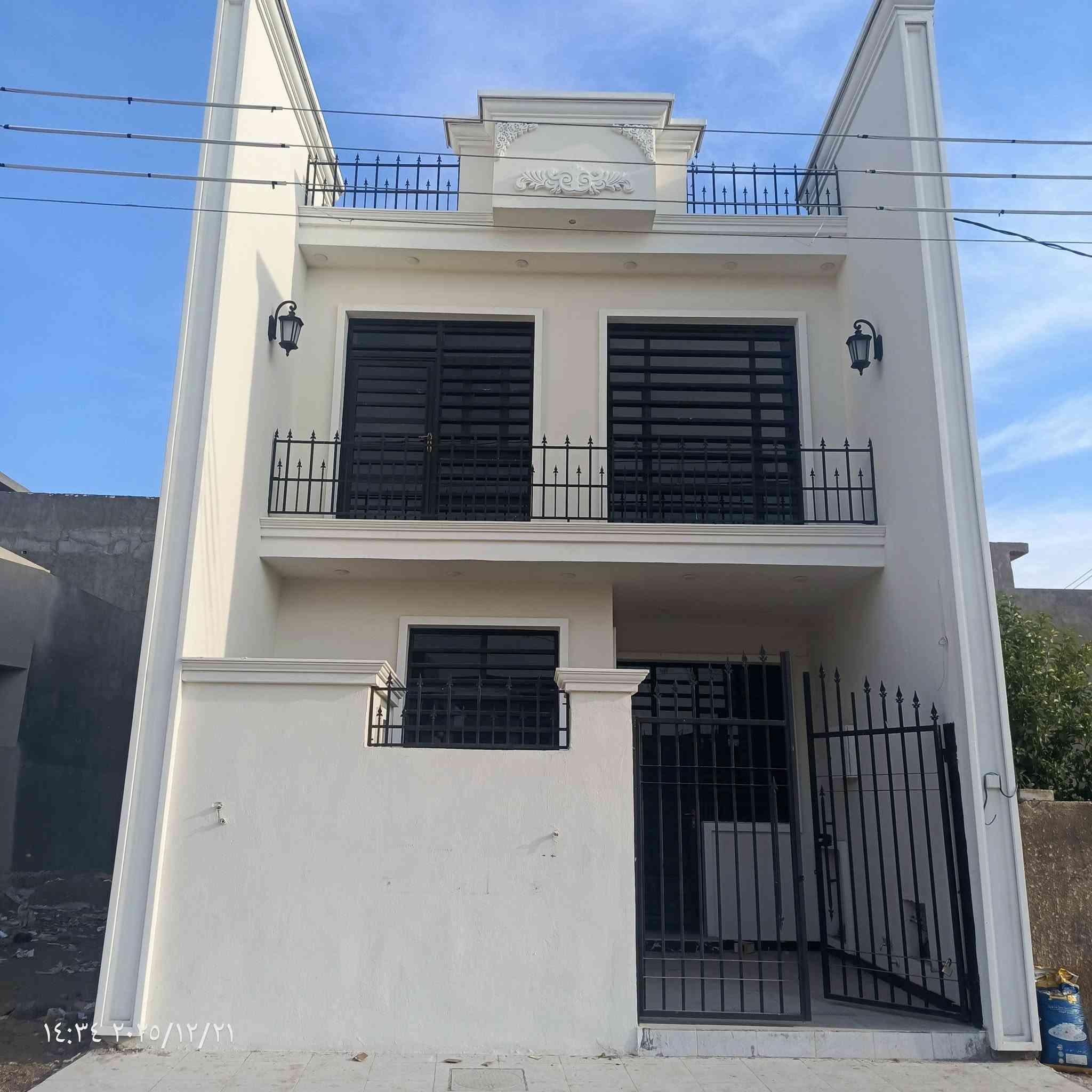 سلام عليكم بيت طابو ملك صرف للبيع بغداد المدائن منطقه البانيروما بجه مدارس كلش غريب على شارع مساحته 130 متر يتكون من طابقين طابق الاول ستقبال مطبخ وصاله كبيره وغرفه نوم و صحيات داخليه بطابق الأول وصحيات خارجية طابق ثاني غرفتين نوم و صاله كبيره وصحيات البيت سعره(( 155 مليون  )) وبي مجال كلش بسيط البيت جديد ما مسكون ابد  تواصل على خاص أو على رقم ***********
