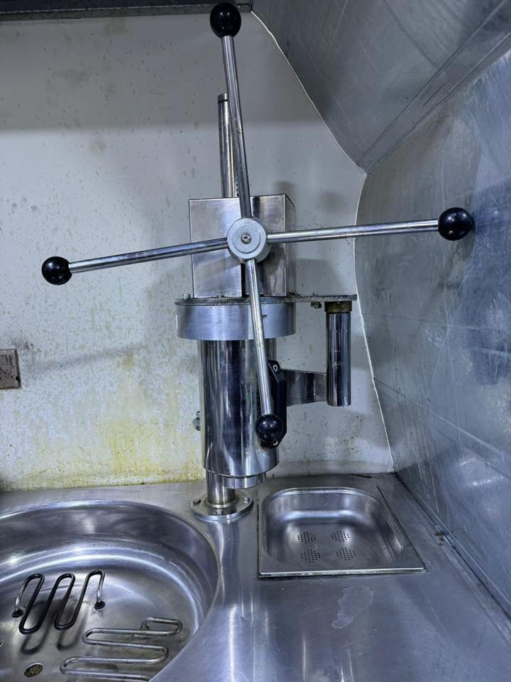 السلام عليكم
حلويات الشتاء والمطلوبة برمضان 😍
⭐️⭐️⭐️
 قلاية كهربائية مخصصة لعمل: 
لقمة + جوروز 😋
⭐️⭐️⭐️
مكينة حقن الشوكولاة 
جهازة تذويب الشوكولاة البلجيكية
بلانكات الزينة 
⭐️⭐️⭐️
- تحتوي الاجهزة على خزن كبير  في كل واحد منها
- المنشأ: تركي
- الاستخدام : سنة ونصف
الحالة: نضيفة جدا
- الموقع : بغداد
- السعر : 1500$ (١٥ ورقة)
- للتواصل: (***********)
