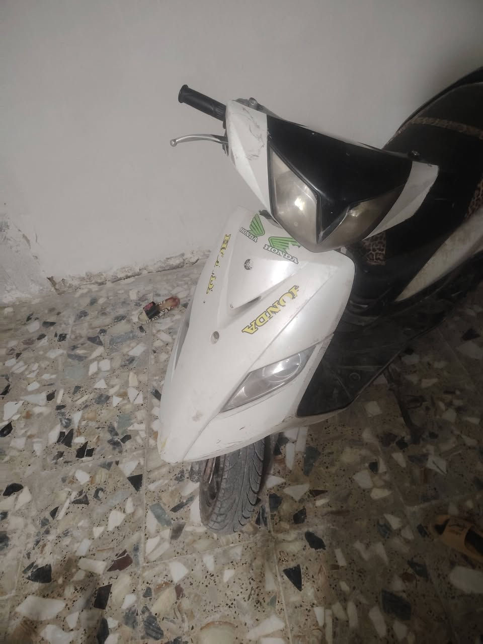 السلام عليكم شباب دراجه ثعلب للبيع دراجه شغاله سلف هندر كهربائيات كل شغالات طاكه فشكه مال دبل ويرادلهه تفيلس الدراجه مكان مدينه الصدر *********** السعر ٢٥٠ وبيهه مجال

